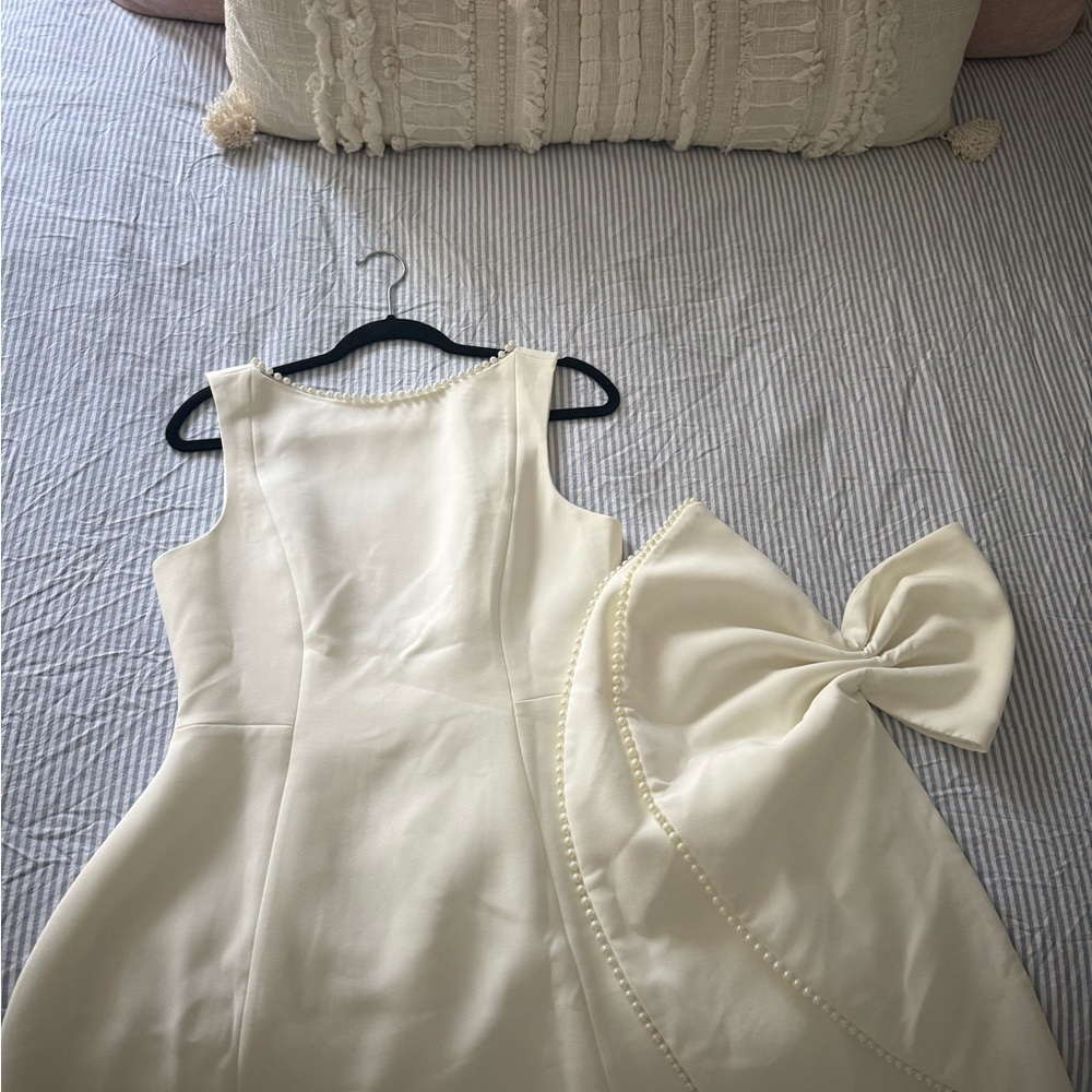 Sophisticated Cream Formal Dress with Bow